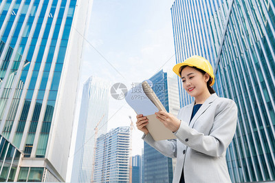 女性建筑工程师美女户外办公