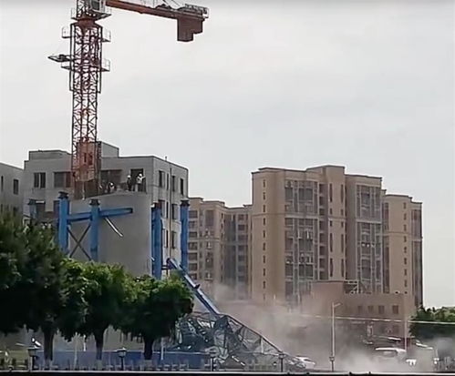 佛山南海一在建工地起重机突然倾倒,有人被砸中